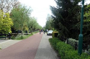 Houten Ansicht einer normalen Fahrradstraße mit Gehweg