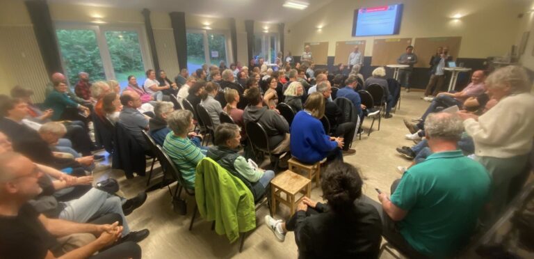 Rund 100 Teilnehmer tauschen sich konstruktiv zum Thema Schulneubauten für Wentorf aus