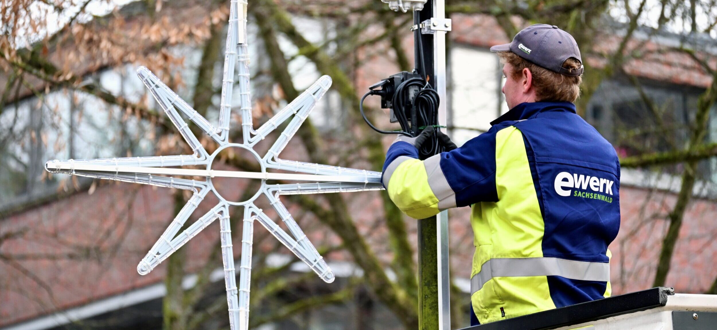 e-werk-Mitarbeiter an Laterne am Wischoff