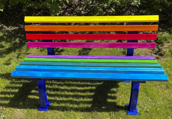 Die fertige Regenbogenbank 2