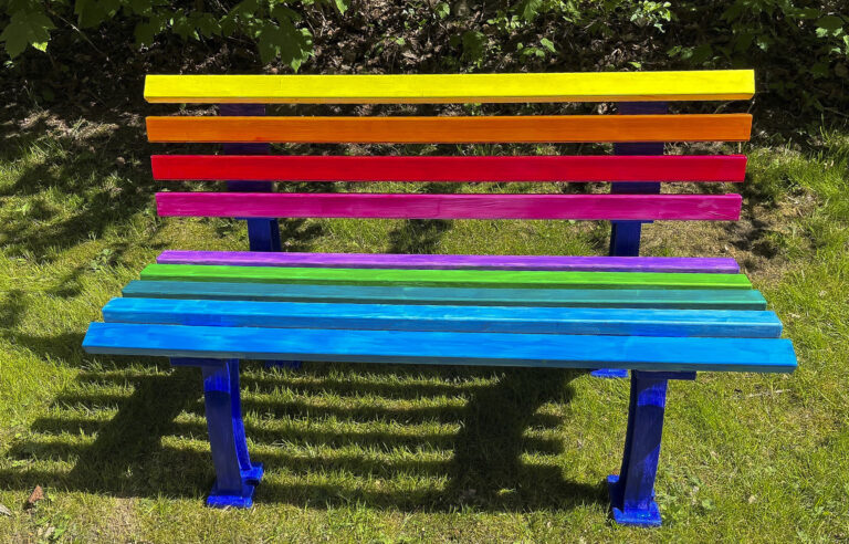Die fertige Regenbogenbank 2